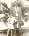 Esta es una de las pocas fotografías biográficas de Efrén. Aparece aqu?con su Padre, frente al Instituto Alvaro Obregón de Monterrey en 1934.