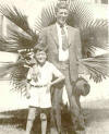 Esta es una de las pocas fotografas biogrficas de Efrn. Aparece aqu?con su Padre, frente al Instituto Alvaro Obregn de Monterrey en 1934.